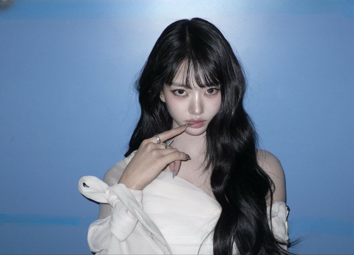 wsooin's tweet photo. Because I truly know what sparks within me, I decided to take a photo with a serious look but a pose that would captivate anyone who saw it. Biting my finger, frowning, or looking at you; everything is a natural presence of my gorgeous self. https://t.co/skBVd47zSj