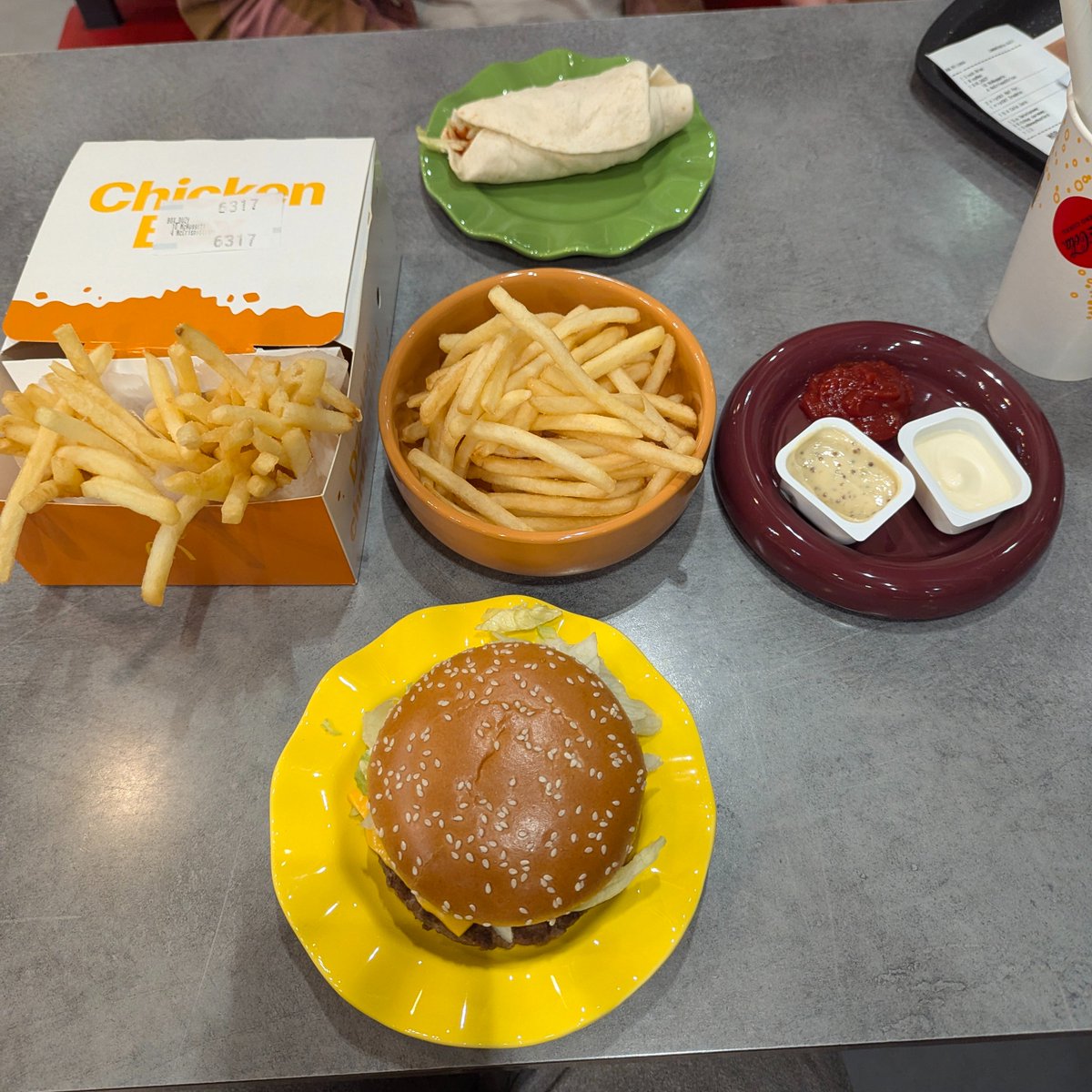 monicz's tweet photo. Can't wait for these burger plates to become a standard in fast foods. Literally the best eating experience. https://t.co/Zntv4l3PD9