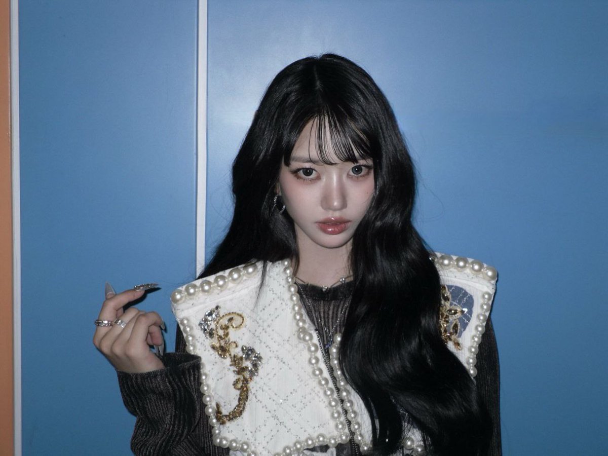 wsooin's tweet photo. Crowned the eternal comeliest jewel, that’s me. With my classy exists, my presence is like princess royal but my eyes are much sharper than the diamonds that decorate my vest, but this style evokes enthrall many times over. https://t.co/ncyMq9lSHs