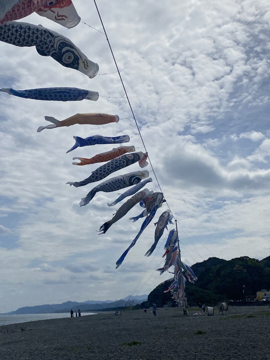 hydeme6's tweet photo. 海岸にこいのぼりがあった✨️めっちゃ凄くて楽しかった😊
子供達も喜んでました♡
また来年も行けるといいな！ https://t.co/GYtqwZCDvc