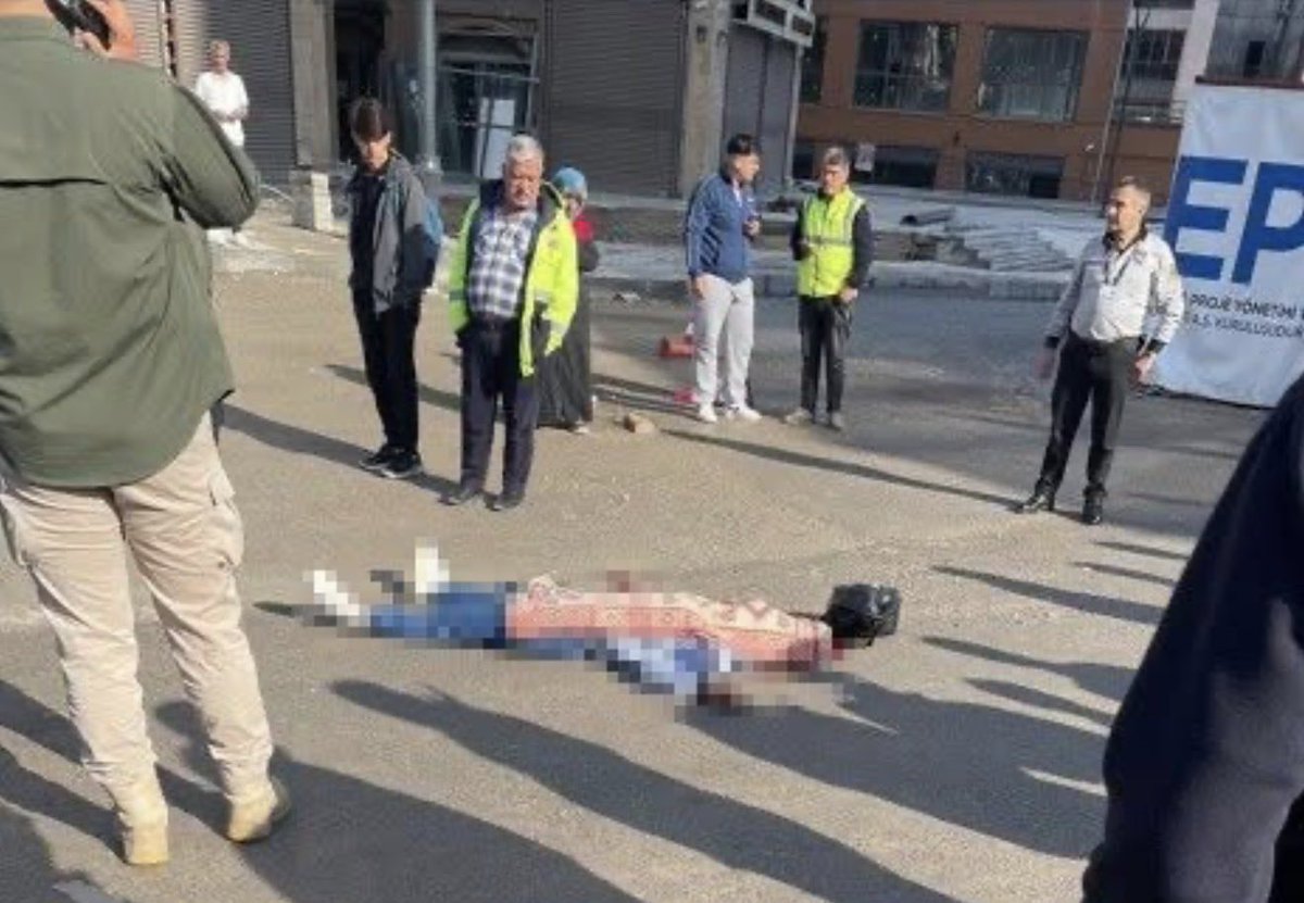 asumansaritac's tweet photo. Bugün #Malatya’da yaşanan vahşet, hepimizin vicdanında çok derin bir yara açmıştır.

Feride Karakaya isimli genç bir kadın, eski eşi tarafından pompalı tüfekle hayattan koparıldı.
Masum bir insanın yaşamı, acımasız bir şekilde son bulurken geride gözü yaşlı bir aile ve tarifsiz bir acı kaldı.

Hiçbir gerekçe bir insanın canını almaya açıklama olamaz. Öfke, hırs, ayrılık ya da anlaşmazlık; şiddeti meşrulaştıramaz. Yaşam hakkı her şeyin üzerindedir.

Bizler toplum olarak artık şiddeti olağan bir haber gibi izlemek istemiyoruz. Her kaybedilen canla birlikte yalnızca bir insanı değil; merhameti, huzuru ve ortak vicdanımızı da kaybediyoruz.

Bugün Feride Karakaya için yüreklerimiz yandı.
Benzer acıların bir daha yaşanmaması adına daha güçlü bir toplumsal duyarlılık, daha etkin koruyucu adımlar ve şiddete karşı ortak bir duruş gerektiğini bir kez daha söylemek zorundayız.

Bir insanın yaşamı bu kadar kolay son bulmamalıydı.
Hiçbir kadın, hiçbir insan korkuyla yaşamamalı.

Feride Karakaya’yı rahmetle anıyor, ailesine, sevenlerine ve yakınlarına sabırlar diliyoruz.
Acımız büyük, artık kadınların hayattan koparıldığı vahşet haberleri duymak istemiyoruz.

Asuman Sarıtaç 
@MaldiaDer Kurucu Başkanı

#malatya