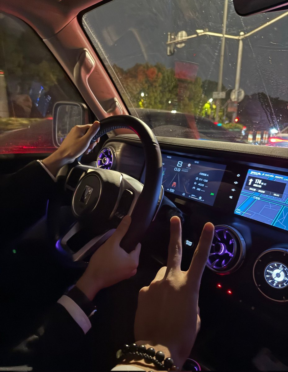 mrsn0b0d1's tweet photo. Bicara soal aktor hdl tajir 
Ada 1 lagi, dia Xiong Yiwen (yang nyetir dan pakek jaket item) dari upcoming cbl 春山境 
Ini partnernya yg ngepost Liu Jingyu
Dari foto itu kita bisa lihat itu mobil dia Mercedes Benz dan jam tangan itu Rolex Daytona 😂 https://t.co/6iUEN9wzLD