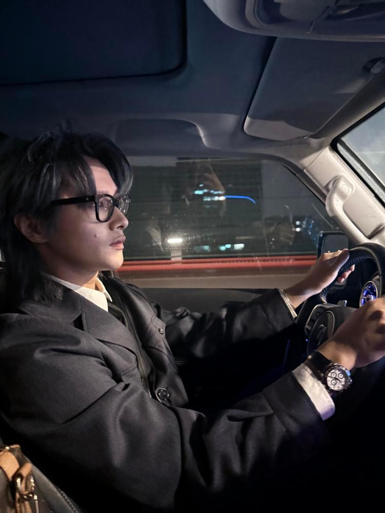mrsn0b0d1's tweet photo. Bicara soal aktor hdl tajir 
Ada 1 lagi, dia Xiong Yiwen (yang nyetir dan pakek jaket item) dari upcoming cbl 春山境 
Ini partnernya yg ngepost Liu Jingyu
Dari foto itu kita bisa lihat itu mobil dia Mercedes Benz dan jam tangan itu Rolex Daytona 😂 https://t.co/6iUEN9wzLD
