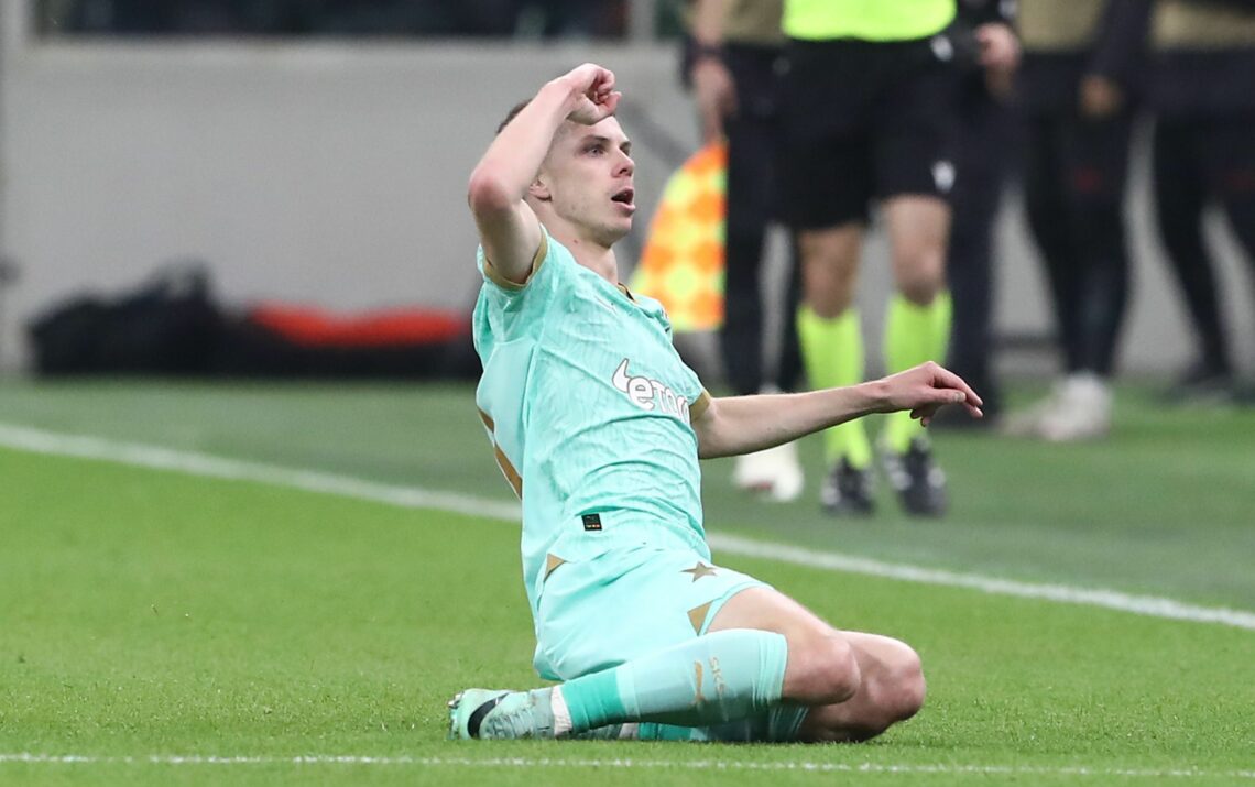 Slavia Praha buang dua pemain pasca kericuhan di derbi.

Ulah suporter yg membatalkan perayaan gelar juara menjadi pukulan keras bagi manajemen Slavia Praha.

Mereka masih menunggu sanksi yg kabarnya akan ditentukan pada Hari Selasa waktu setempat, namun tindak tegas sudah
