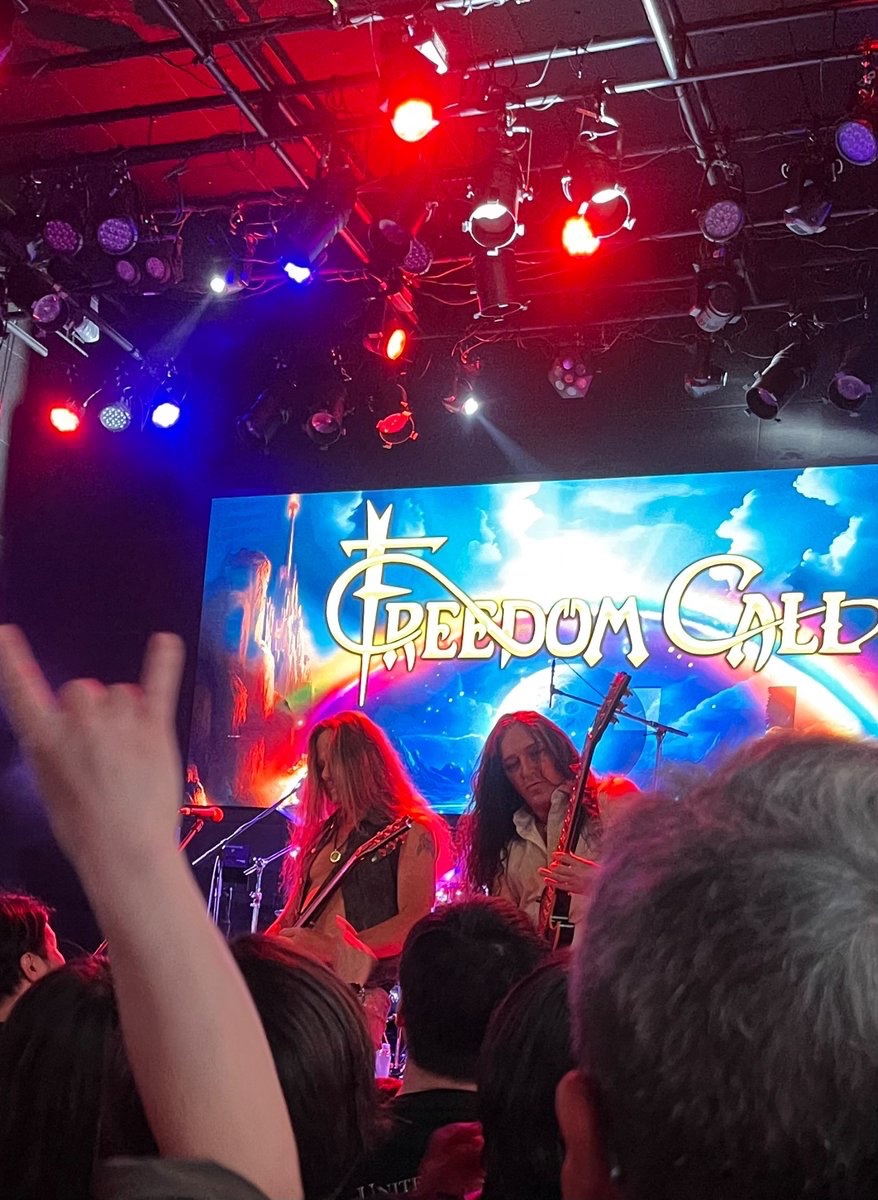 Tentotto2702's tweet photo. 昨日、梅田BangbooにてFreedom Callの来日公演に足を運んで来ました。高校時代から聴いていたバンドだけに感慨もひとしおです。Vo&amp;Gtのクリスによる煽り&amp;コーラス指導で会場全体が一体となって盛り上がる様はまさにHappy Metalそのものでした。また来日したら行きたい…！ #freedomcall https://t.co/VZbx81TvFC