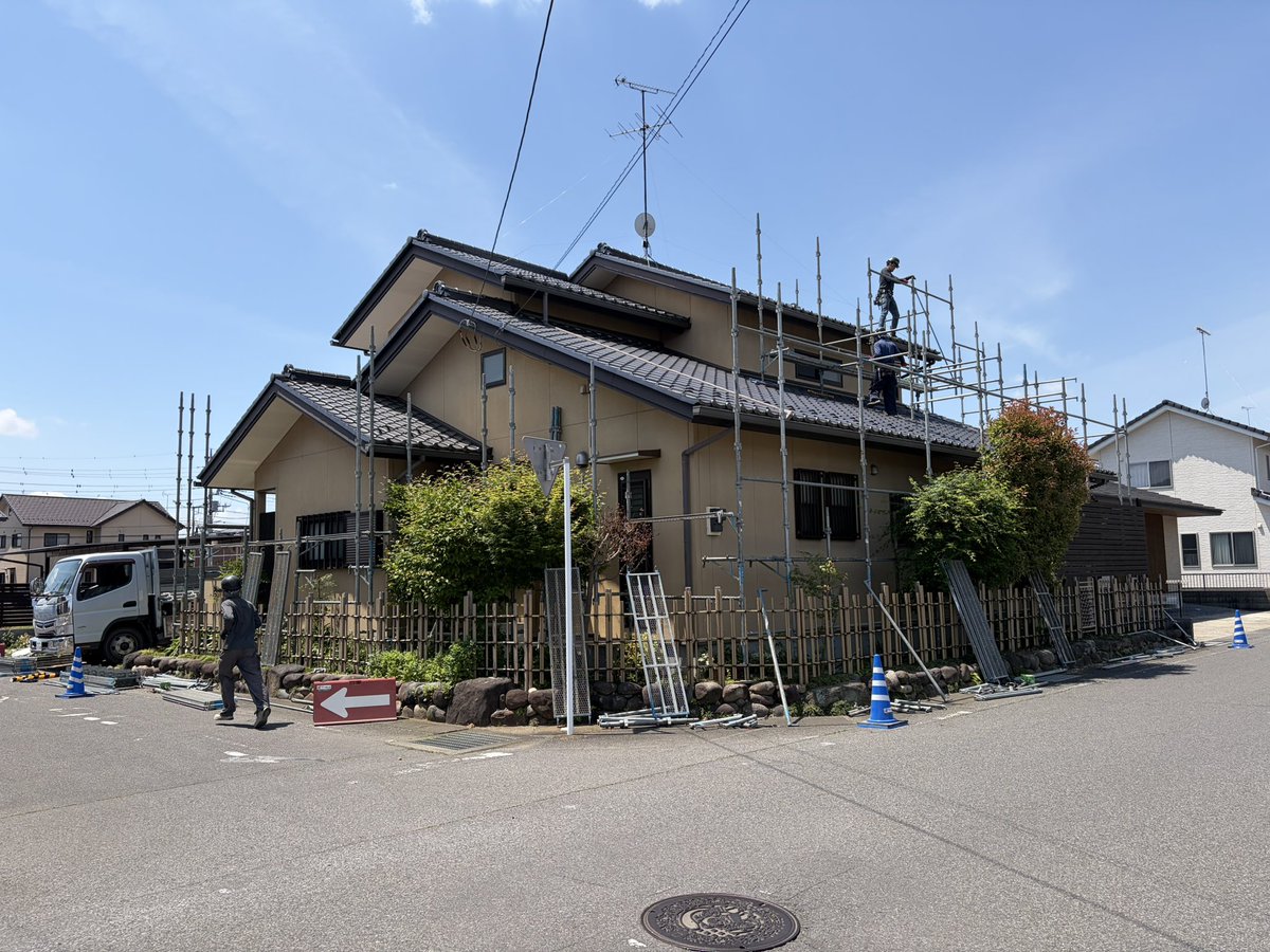 archi283's tweet photo. 本日の現場は自宅から見える所。外壁塗装のための足場を掛けました。諸々の材料が逼迫している昨今ですが梅雨入り前に終わるよう頑張りましょう♪
#外壁塗装 #外壁リフォーム #外壁塗り替え #リフォーム #足場 https://t.co/iMOq9HAsIw