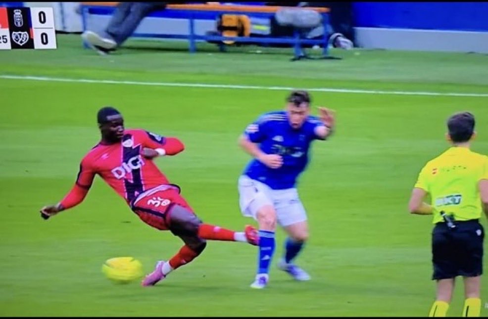 bulldozerOVD's tweet photo. @AmaroJonay Vaya cojones Jonay, vaya cojonazos. Va a reventar el balón, y con la inercia acaba dándole a Arambarri. De la acción similar de Mendy de tu rayito, a Viñas que le costó 6 puntos en la rodilla…de esa nada, sin querer😉 https://t.co/cGvEFGW9qe