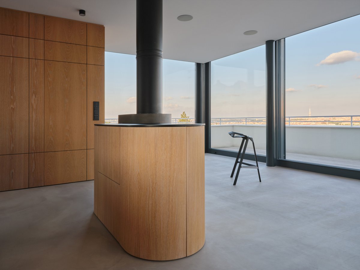 Interior_es's tweet photo. El estudio checo #Tunicate reformó esta #casa #racionalista, no como una pieza a conservar intacta, sino como un espacio capaz de evolucionar con la vida actual sin renunciar a su esencia.
-> Fotografías: @BoysPlayNice
-> https://t.co/0fdwRmLo2D
-> @LinkaNews #RepúblicaCheca https://t.co/5uInSDeG2C