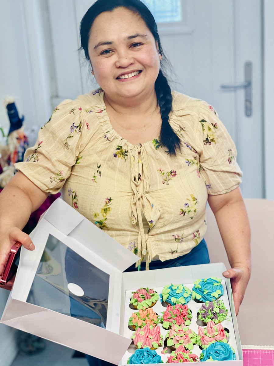GCTCaketoppers's tweet photo. A proud teacher moment. My students created these beautiful buttercream cupcakes for the very first time, and I couldn’t be happier with their effort and enthusiasm. So much talent, passion, and promise in one room! #DublinCakes #DublinCakeClass #IrelandBakers #sugarcraftclasses https://t.co/GOZgQ4H93G
