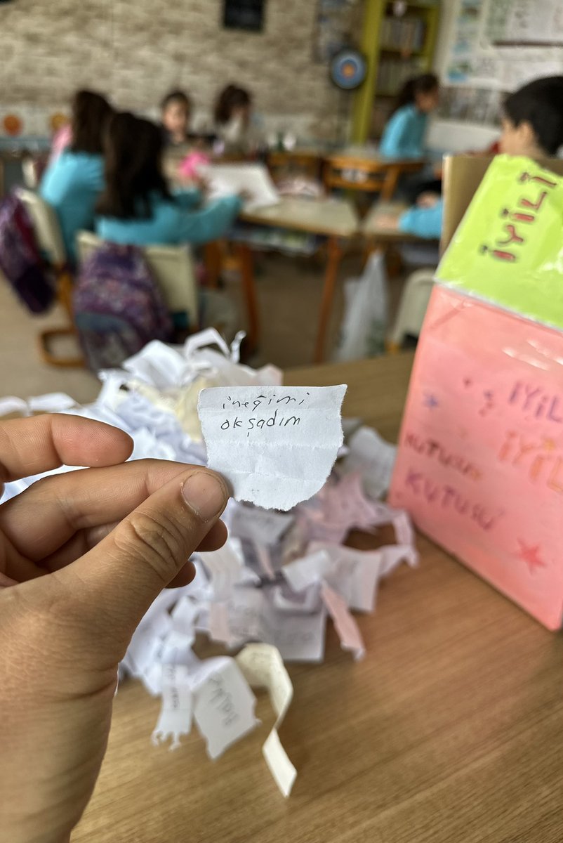 rcbbtmn's tweet photo. Yaklaşık 3 ay önce bir iyilik kutusu yaptım.Çocukları yaptıkları iyilikleri yazıp kutuya attı.Bugün kutuyu açtım.Birbirinden ilginç ve güzel iyilikler yapılmış🙂 https://t.co/QGlUd2RoA5