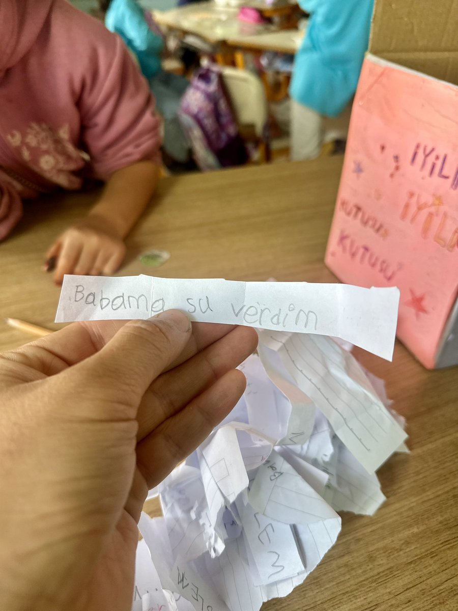 rcbbtmn's tweet photo. Yaklaşık 3 ay önce bir iyilik kutusu yaptım.Çocukları yaptıkları iyilikleri yazıp kutuya attı.Bugün kutuyu açtım.Birbirinden ilginç ve güzel iyilikler yapılmış🙂 https://t.co/QGlUd2RoA5