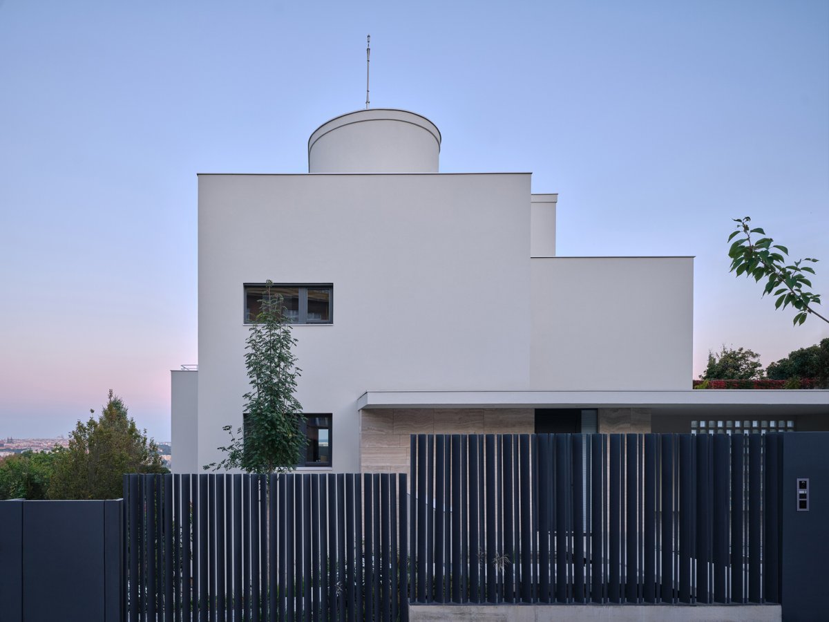 Interior_es's tweet photo. The Czech studio #Tunicate renovated this #rationalist #house not as a piece to be preserved intact, but as a space able to evolve with contemporary living without losing its essence.
-> Photos: BoysPlayNice
-> https://t.co/0fdwRmLo2D
-> #architecture #interiors #CzechRepublic https://t.co/Rt9CKXK9Tt