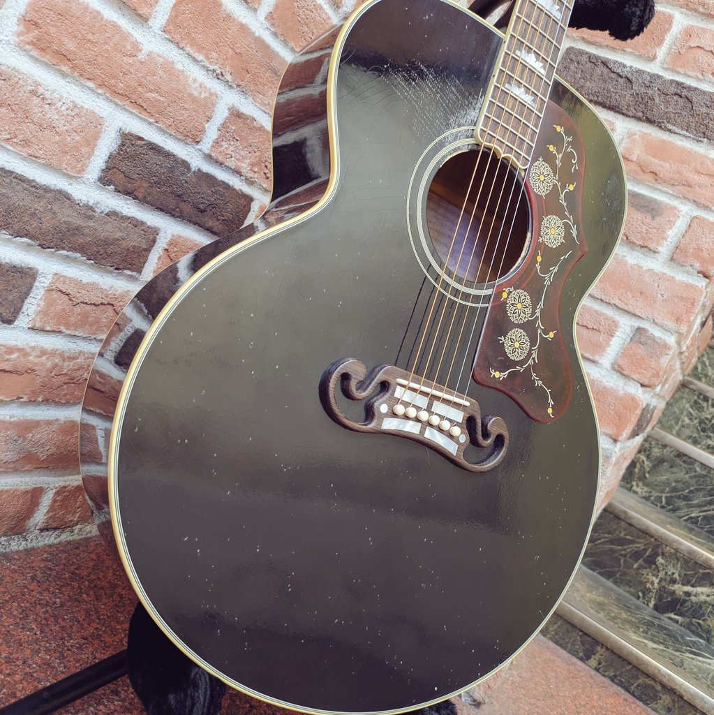 aco_station's tweet photo. ⚫️イケベ楽器オリジナルMurphy Lab！⚫️

イケベオーダーの超クールな黒のマーフィーラボ SJ-200が完成‼️

✅️https://t.co/k7YvlyrJ24

ヴィンテージを忠実に再現した仕様のMurphy Lab J-200で、サウンドもルックスも驚愕の1本🎸
秋葉原で弾けます‼️
サウンドは後ほど🎵

#gibson
#アコギ
#秋葉原 https://t.co/anVGaEcbxQ