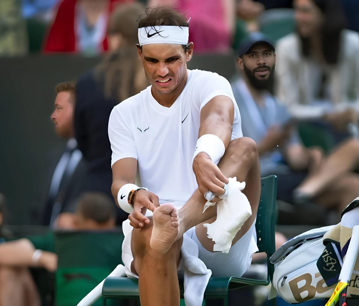 Así sería la plantilla extrema que Rafa Nadal decidió usar para "calmar" el dolor en el pie.

Fíjense lo que cambia la pisada.

Imaginen jugar durante 19 años con estas plantillas y saber que el día de mañana tendrá secuelas en tobillos, rodillas y caderas.

Le deformó los pies