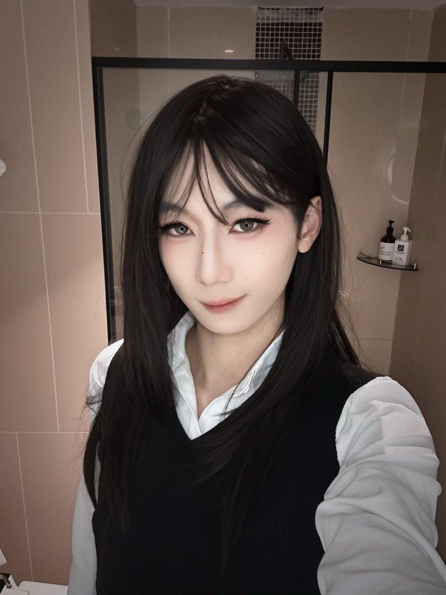 PiPi33388's tweet photo. 嘻嘻 喜欢涂油 https://t.co/YgXlLK8XJg