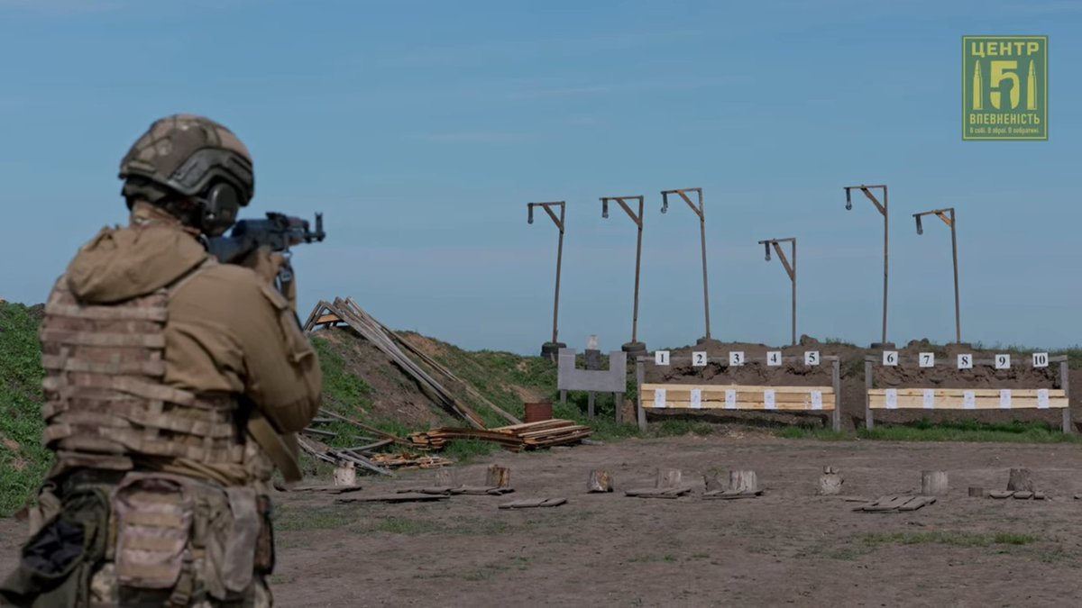 ubbcOJyt9db88Z5's tweet photo. これから戦場に行く人は必見
自動小銃によるFPVドローン撃墜の基本をウクライナ軍訓練教官が解説。
正しい姿勢、距離や銃の違いによる照準の付け方。
M4小銃は弾道がほぼフラットなので中心を狙うのが図で解説されてる。
https://t.co/iI5HDL9PBl https://t.co/C7ucRHp7Ac