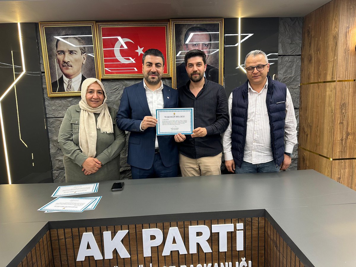 Karakopruak's tweet photo. Başkanımız Sayın Av. Orhan Çelik ve Teşkilat Başkan Yardımcılarımız ile birlikte mahalle başkanları toplantımızı gerçekleştirdik.
Toplantımızda teşkilat çalışmalarımızı değerlendirerek mahallelerimizde yürütülen faaliyetler üzerine istişarelerde bulunduk.
Cumhurbaşkanımız ve Genel Başkanımız Sayın Recep Tayyip Erdoğan’ın imzasını taşıyan teşekkür belgeleri mahalle başkanlarımıza takdim ettik. 
Özveriyle çalışan tüm dava arkadaşlarımıza teşekkür ediyor, birlik ve beraberlik içerisinde çalışmalarımıza devam ediyoruz.
@RTErdogan @bybekirbozdag
@abuyukgumus @hakanaksu058 @farukaytek @milhamigunbegi @avorhancelik