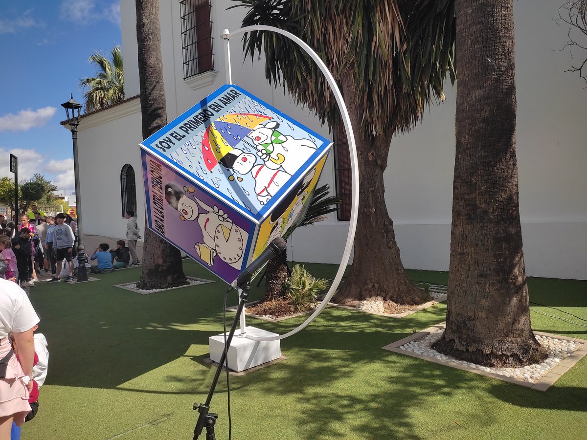 c_umbrete's tweet photo. EL DADO DE LA PAZ GIGANTE 
Ya podemos disfrutar de esta insignia por la Paz en nuestro pueblo, en los Jardines del Arzobispo. https://t.co/dwqUdTdCAi