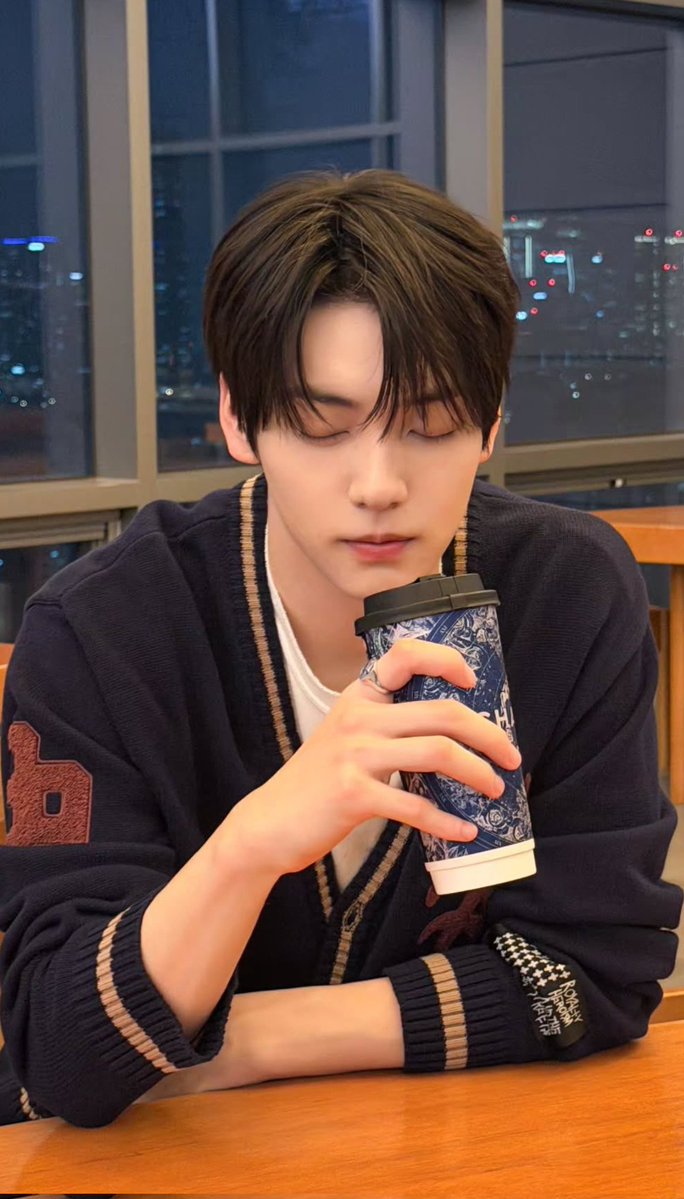 눈감고🫠 밀크티 맛 음미
(하는 것 같지만 촬영용 빈 컵일 듯 ㅎ)
#수빈 #투모로우바이투게더