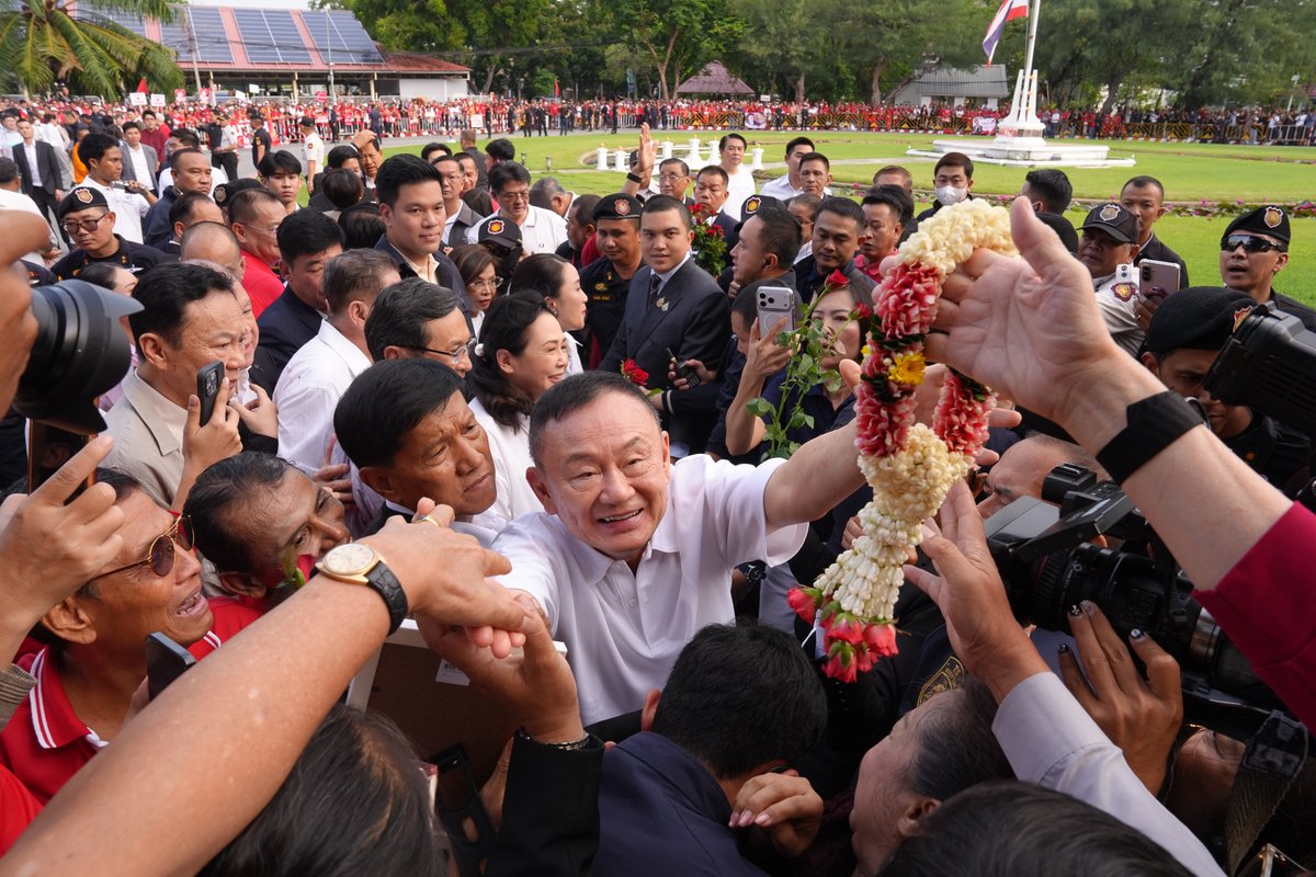 243 วันแห่งการรอคอย ภาพบรรยากาศ ทักษิณ ชินวัตร อดีตนายกรัฐมนตรี กลับมาพบปะครอบครัวและพี่น้องคนเสื้อแดงที่เดินทางมารอต้อนรับให้กำลังใจ ภายหลังได้รับการปล่อยตัวจากเรือนจำ ในวันที่ 11 พฤษภาคม 2569

facebook.com/share/p/17W8j9…