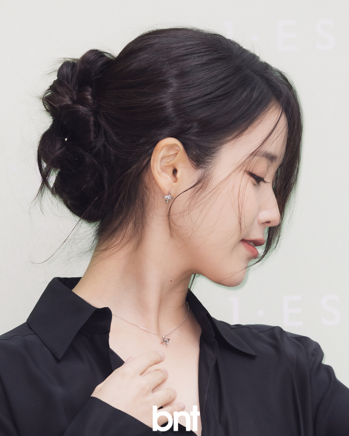 lilacjieunnie's tweet photo. IU’s look today is such a hot topic on Instiz and TheQoo. This kind of styling really suits her age so well. The hair and makeup made her look incredibly classy and elegant. I really hope they keep styling her like this for every event.

#아이유 #IU
https://t.co/hHUcP5DP6R https://t.co/LXNH2CvgeE