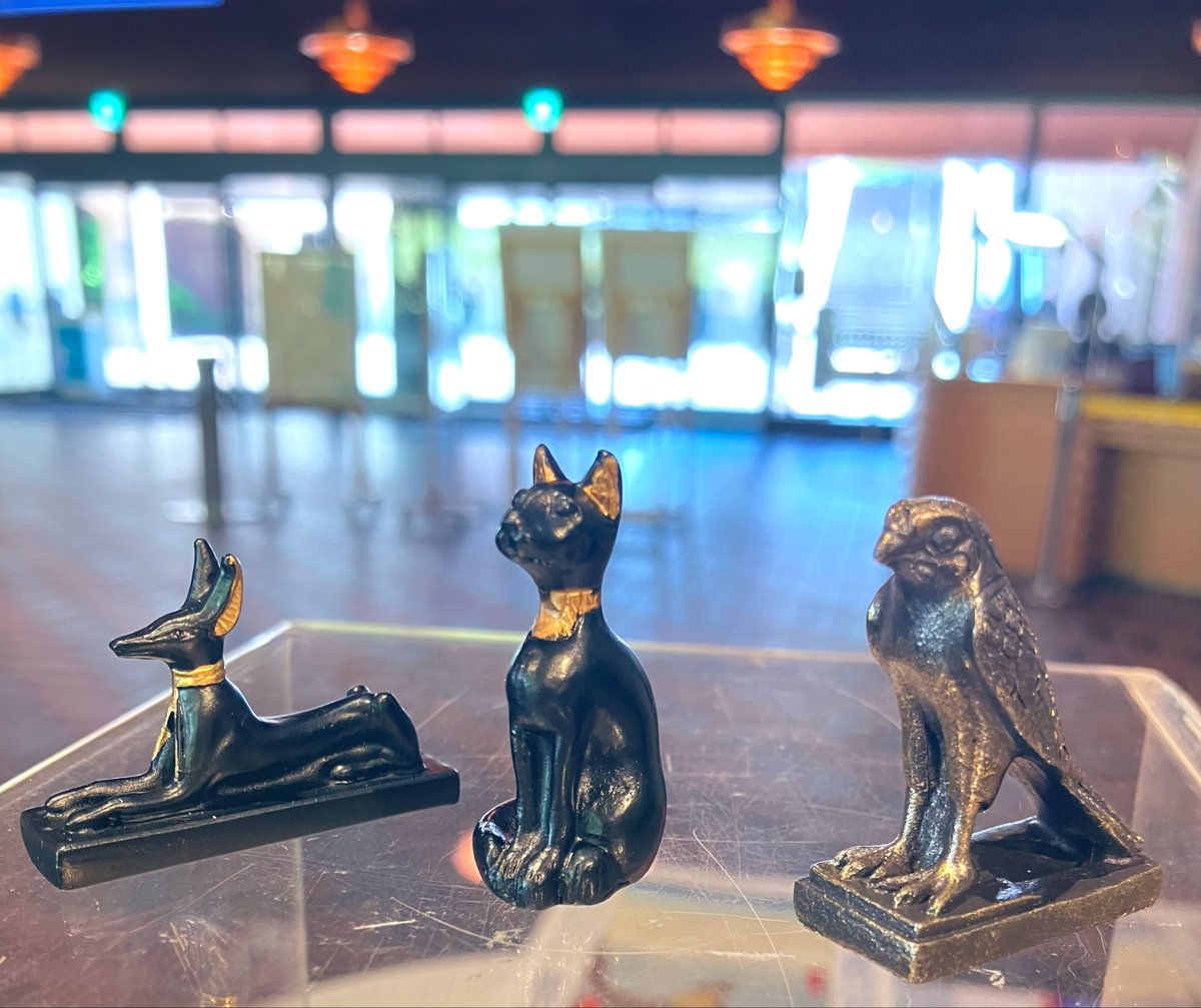 古代エジプトの神々をモチーフにしたフィギュアが入荷しました𓂀✨
黒地×ゴールドペイントと、アンティークブロンズ仕上げの2タイプ。
小ぶりながら重厚感のある佇まいで、デスクや棚のアクセントにもおすすめです。