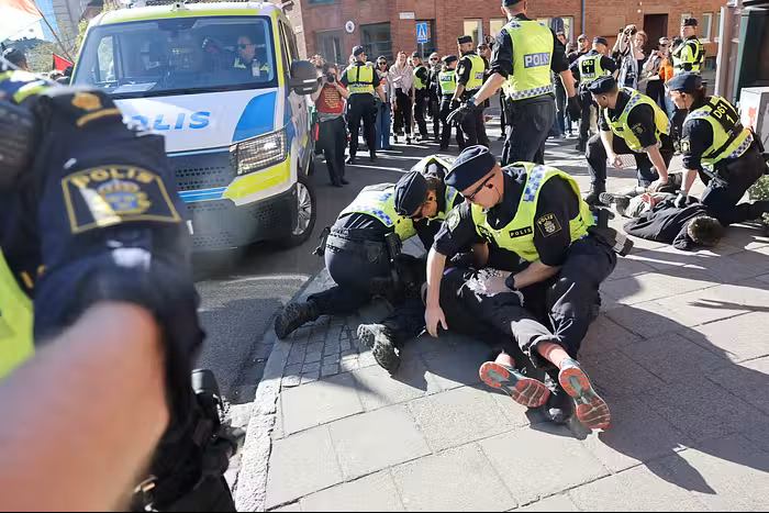 SodraKlubben's tweet photo. Om polisangreppet på Revolutionär 1 maj #Malmö

https://t.co/FBqRnIv9HA

via @autonomorganis1 https://t.co/yDRHUlQ6TJ