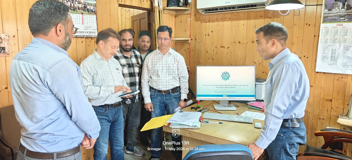 jklcma's tweet photo. Vice Chairman, Mr. Khurshid Ahmad Shah (JKAS), today interacted with officers and officials at the Miskeen Bagh Office Complex, focusing on administrative efficiency, strengthening work culture, and stressing timely execution of works.
@diprjk 
@JKHUDD1 https://t.co/BMDFYEdFh2
