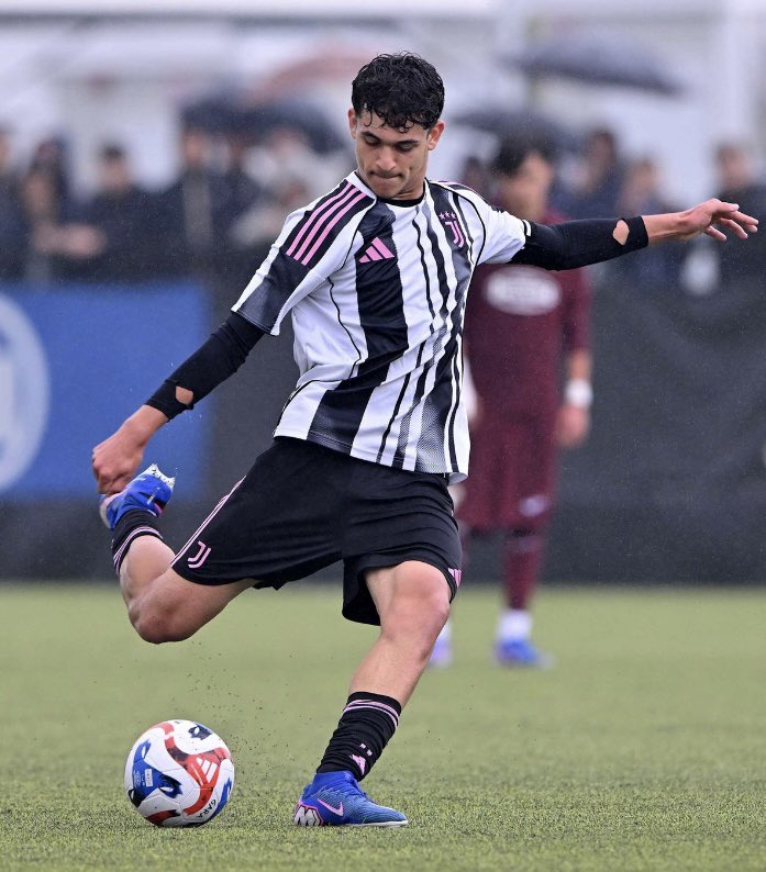 LineaJuve24's tweet photo. 🇮🇹🤩#Vaccarella, doppietta da urlo e 9 gol in stagione…da difensore! È show con il #Torino per il gioiellino della #Juventus U15⚪️⚫️
✅La squadra di #Pecorari stacca il pass per i Quarti di finale e continua la sua cavalcata verso lo Scudetto, schiantando per la terza volta in stagione i granata. Due firme prodigiose sono però del difensore e capitano bianconero, Marco Vaccarella (14): difensore, si, ma con un’eleganza e una personalità da fuoriclasse che lo portano spesso ben fuori dalla sua area di competenza, come lo dimostra la straordinaria doppietta che ha indirizzato la gara.
Non è la prima contro il Torino e, da juventino vero, la sua vittima preferita non può che essere la formazione granata.👀
💎Un altro piccolo diamante Azzurro di casa Juve che sta crescendo e che va tenuto d’occhio🔎
