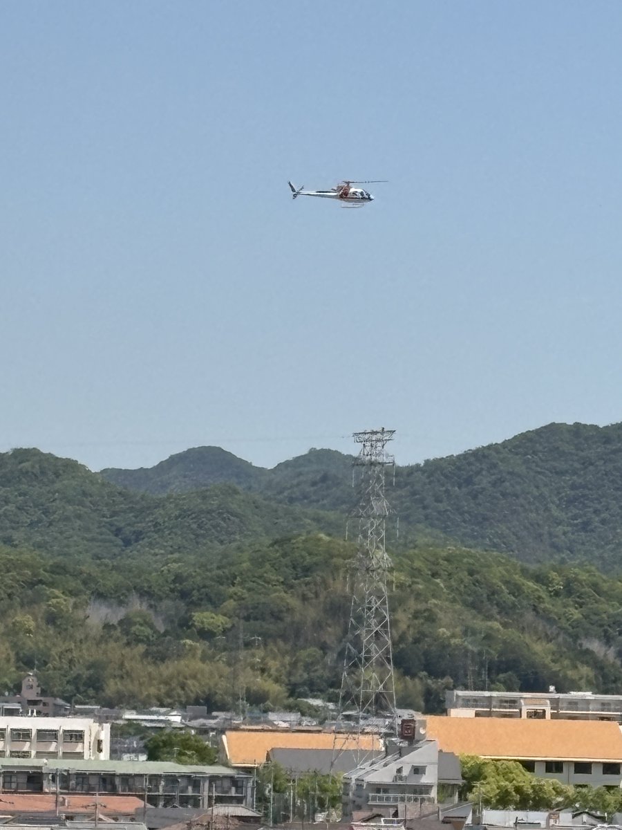 真昼間から関電の鉄塔調査だが、事前に住民告知もなく、100m未満の低空