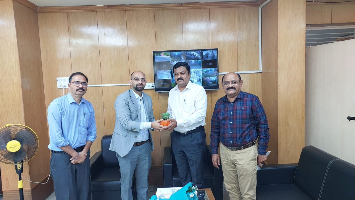 PoEBengaluru's tweet photo. PoE Bengaluru Shri Goutam Sharma met Shri Dr H N Gopalakrishna IAS, Labour Commissioner and MD KSDC and Dr S B Ravikumar, JLC, Karnataka, to discuss the avenues of collaboration to promote safe and legal overseas migration and enhanced coordination. https://t.co/v7w0KSTgqc