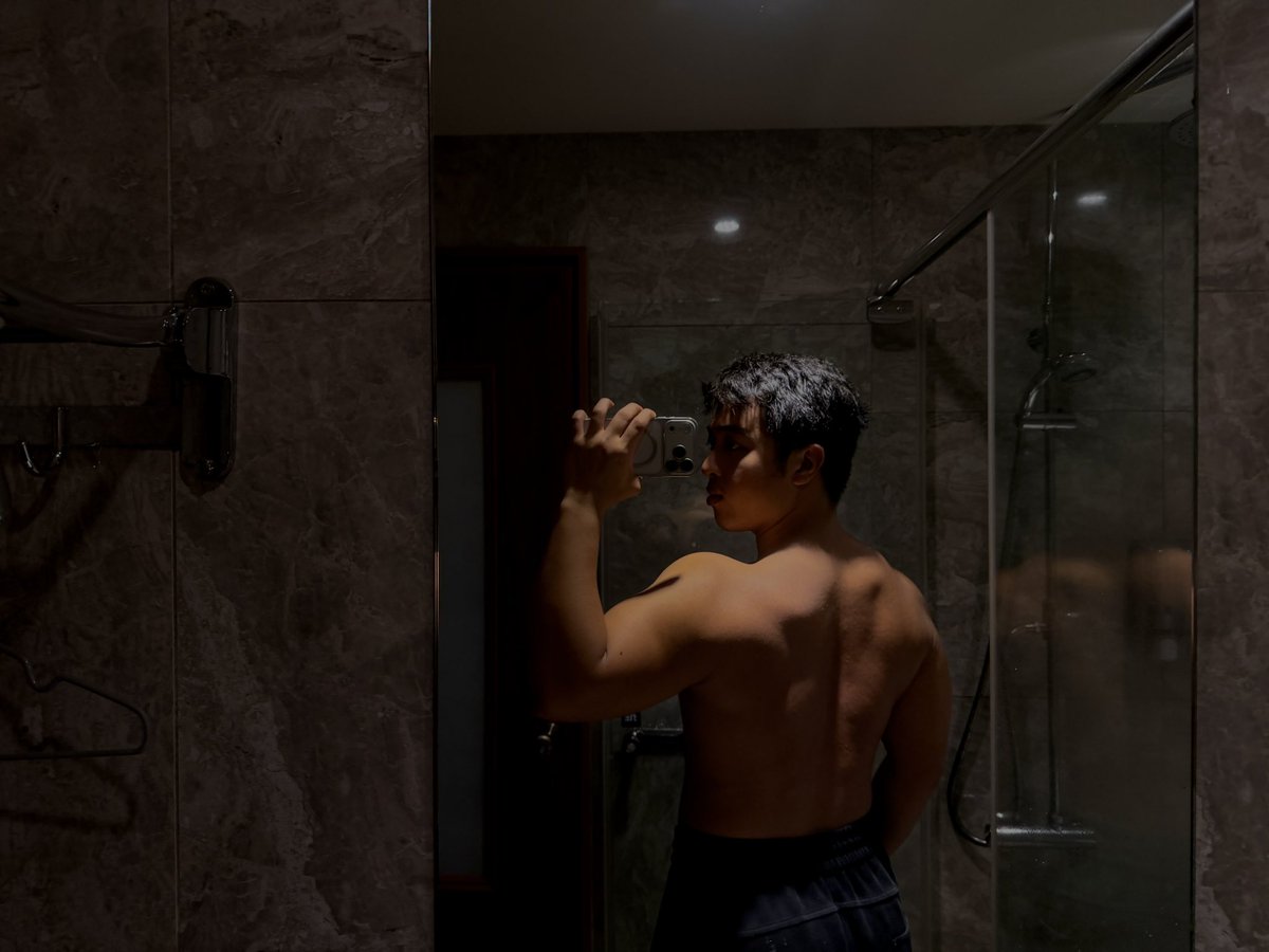JoshuaAlexius's tweet photo. why my taiwan hotel lighting gagging me fr? https://t.co/aGHvCOL6Vd