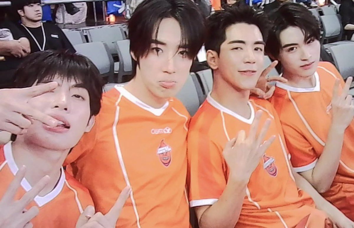น้องเอเอนั่งข้างใครได้เซลฟี่กะเค้าทุกคน แมวระบบเปิด 🐈🧡