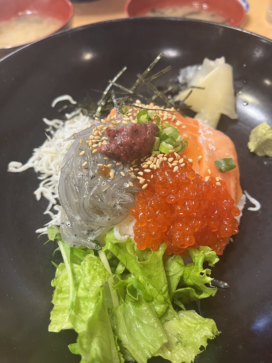 event21_ToDay's tweet photo. 友達が関東に来てるのでGW明けに休みいただいて遊びに行ってました。
ステーキ食べたりピザ食べたり、海鮮丼食べてもち食べて。
とにかく食べて色々行って遊んだ休みでした。
また引き続き頑張るぞー。

#イベント21 #2ポンド #江ノ島 https://t.co/tz4jMYxruO
