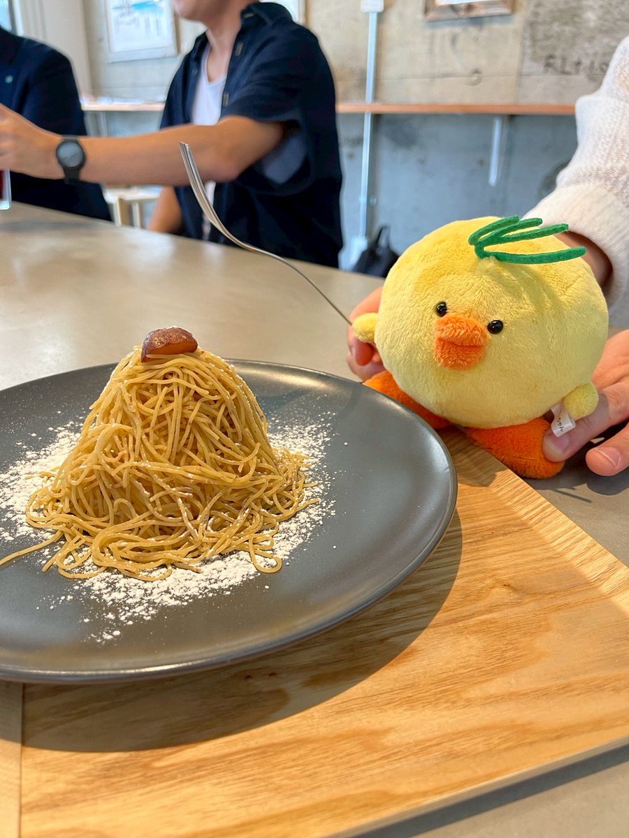 isoyama_jun's tweet photo. 茨城トヨタさんのアーティスト応援プロジェクトでご一緒させていただいている安達勇人くん(@yutoadachi )と、福島清香ちゃん(@SeikaMoka )と初集結！

笠間の桧佐陶工房でろくろ体験をして、そのあと安達くんのお店で座談会😌

なかなかゆっくり話す機会ないから、いろいろ想いが聞けて良かった。

個人的に２度目のろくろ体験も楽しかった！全部で５つ作ったんだけど、写真のを作るのに集中し過ぎて、ちょっと疲れたw

どこかに飾っていただけるかもとのことです✨

安達くんのお店では、モンブランもいただきました！栗をふんだんに使っているそうで、栗！って感じで美味しかった！
ごちそうさまでした！！

今日はもちろん、今日の日を迎えるまでの準備の日々など、茨城トヨタのみなさん本当にありがとうございました！
おかげで楽しく過ごせました！
ありがとうございました！！

これから茨城トヨタのみなさんと、そして２人ともいろんなイベントをやっていくかもしれません！
お楽しみに🚗
