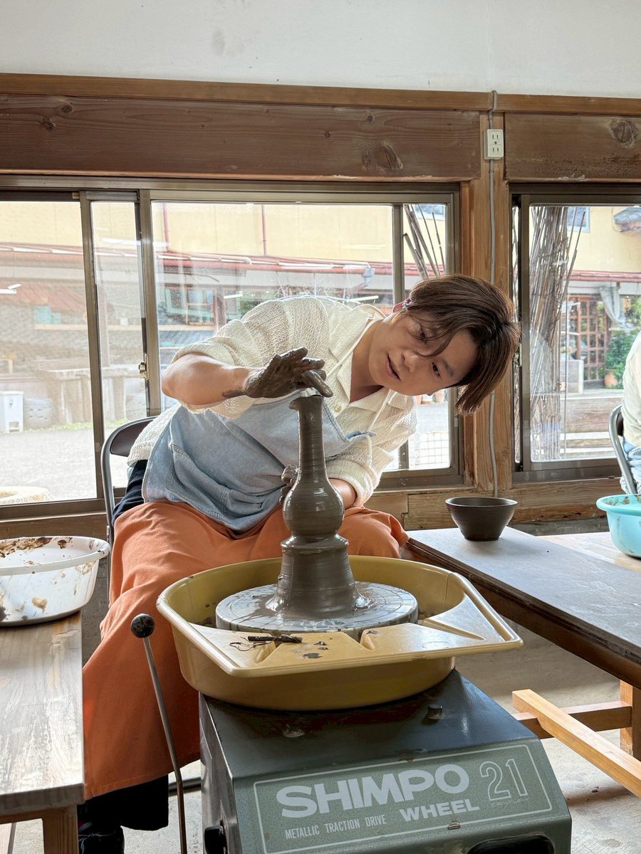 isoyama_jun's tweet photo. 茨城トヨタさんのアーティスト応援プロジェクトでご一緒させていただいている安達勇人くん(@yutoadachi )と、福島清香ちゃん(@SeikaMoka )と初集結！

笠間の桧佐陶工房でろくろ体験をして、そのあと安達くんのお店で座談会😌

なかなかゆっくり話す機会ないから、いろいろ想いが聞けて良かった。

個人的に２度目のろくろ体験も楽しかった！全部で５つ作ったんだけど、写真のを作るのに集中し過ぎて、ちょっと疲れたw

どこかに飾っていただけるかもとのことです✨

安達くんのお店では、モンブランもいただきました！栗をふんだんに使っているそうで、栗！って感じで美味しかった！
ごちそうさまでした！！

今日はもちろん、今日の日を迎えるまでの準備の日々など、茨城トヨタのみなさん本当にありがとうございました！
おかげで楽しく過ごせました！
ありがとうございました！！

これから茨城トヨタのみなさんと、そして２人ともいろんなイベントをやっていくかもしれません！
お楽しみに🚗