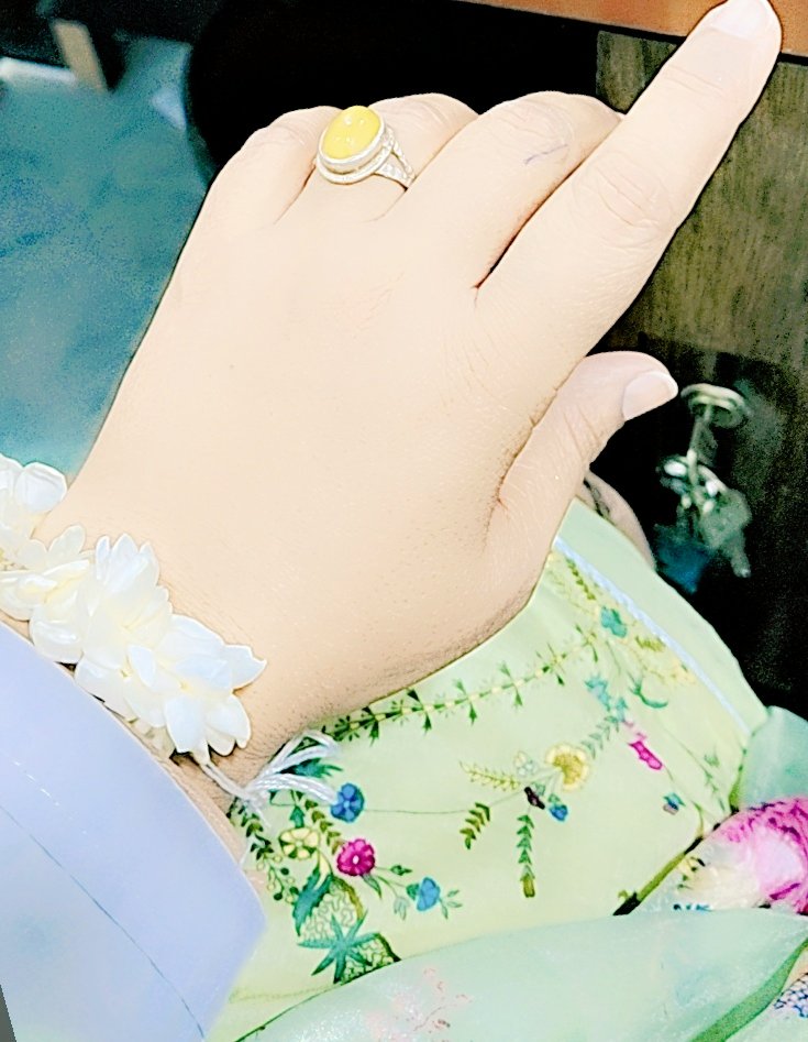 DrJaweriaS's tweet photo. 【۲】
وَکَرُ سو وِھاءِ، جو پَئي پُراڻو نہ ٿِئي؛
ويچِيندي وِلاتَ ۾، ذَرو ٿِئي نہ ضاءِ؛
سا ڪا ھَڙَ ھَلاءِ، آڳَھُ جَنھنجي اُبَھِين. 
--- 
  اُنهيءَ وکر جو سودو ڪر، جو رکئي خراب نہ ٿئي. جو ولايت ۾ وڪڻندي، رتيءَ جيترو بہ زيان نہ ٿئي. اهڙو ڪو ناڻو واپراءِ، جنھن جي آڌار تي ڇوٽڪارو پائين https://t.co/vEPOxzSN5K