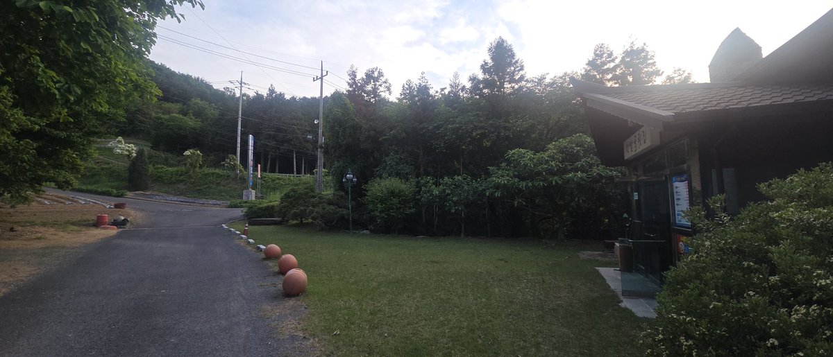 felexa12's tweet photo. 家族会(？)で刺し身食べに来たんだけどこんな店は初めて…不思議
商売になるんかなめっちゃ隅っこだし https://t.co/bD2iwkkdya