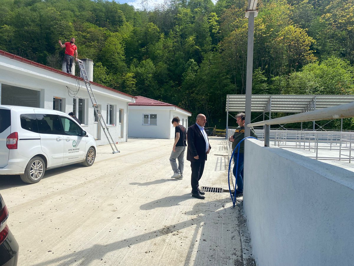 Cayelibeltr's tweet photo. 📍 İlçe Merkezi

Belediye Başkanımız Sayın İsmail Hakkı ÇİFTÇİ, Ankara dönüşü İlçede yürüttüğümüz sosyal tesis proje çalışmalarını yerinde inceleyerek yetkililer bilgiler aldı.

Ayrıca kurban bayramında kullanılmak üzere hazır hale getirilen Belediyemizin Hayvan pazarını da gezerek son düzenlemeleri yerinde inceledi.