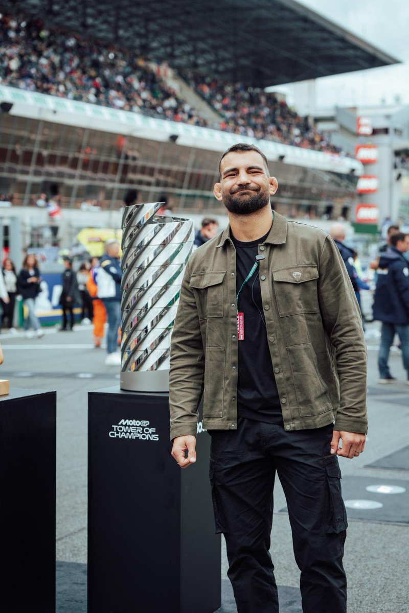 BenoitSt_Denis's tweet photo. Un immense honneur d’avoir été le porte-drapeau de cette édition du @MotoGP sur le mythique circuit du Mans.

Submergé par l’émotion, porté par une Marseillaise intense, j’ai eu la fierté de brandir haut les couleurs tricolores 🇫🇷

Merci à tous pour votre force. Désormais, je repars en camp d’entraînement plus déterminé que jamais, l’esprit blindé.

Merci à @venum et au #MotoGP pour l’invitation.

📸 thiox.project
