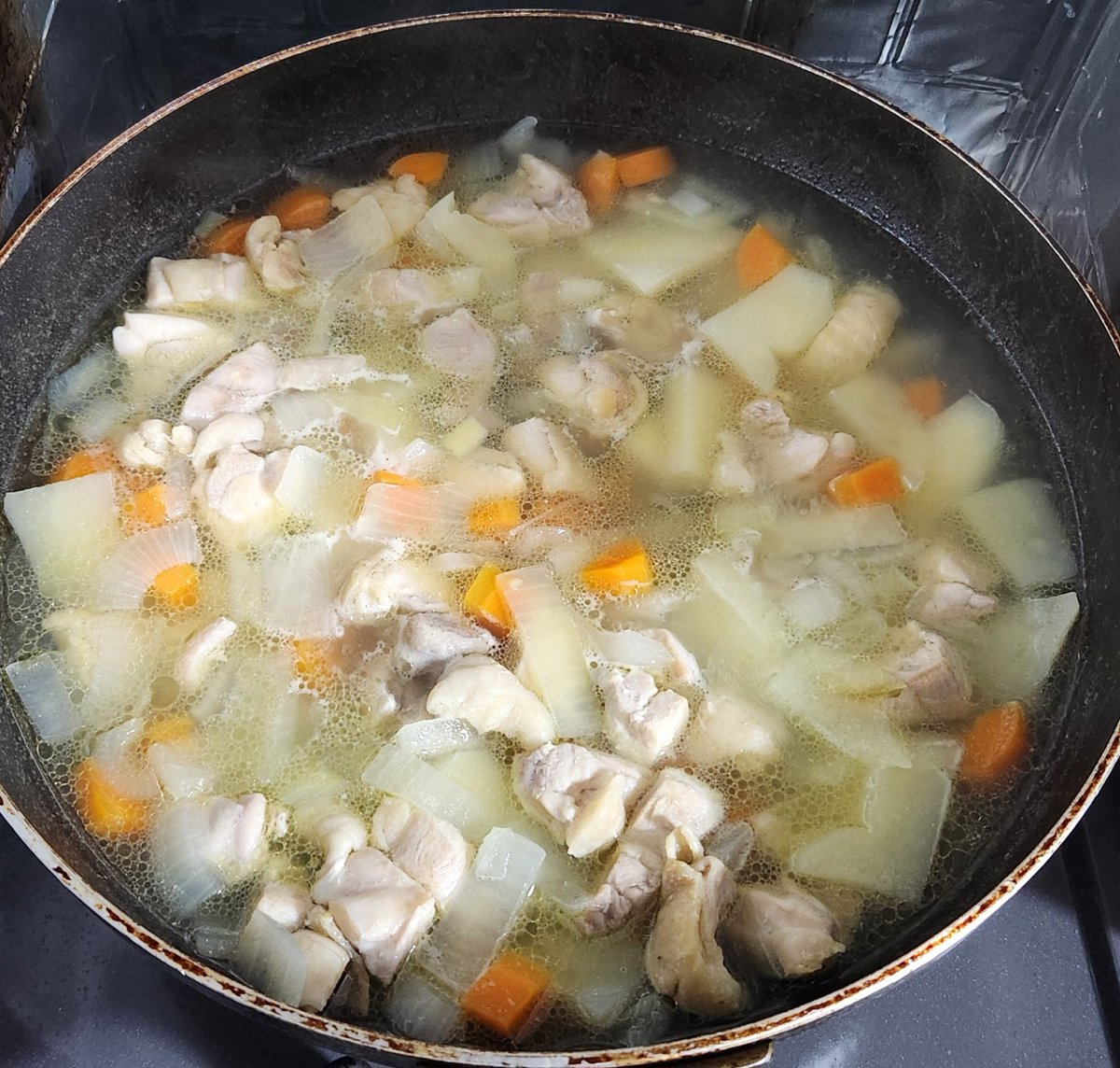 __f_laylax_7__'s tweet photo. ①麻婆豆腐　ひき肉とエリンギ追加
②キッコーマン茄子の肉味噌炒めに豚こま追加
③こくまろカレー　4皿分作って3皿　鶏ももは親子丼かなというくらい小さく切っていい　人参1/2玉ねぎ大1/2じゃがいも大1　フライパンで作ったらいい感じにとろみ出た　水分飛んだ？ https://t.co/2T9l1YrI1u