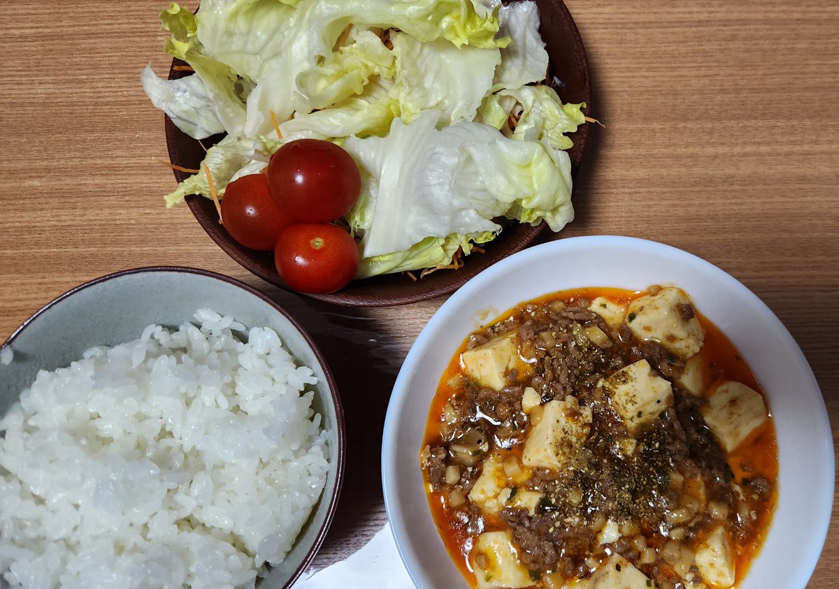 __f_laylax_7__'s tweet photo. ①麻婆豆腐　ひき肉とエリンギ追加
②キッコーマン茄子の肉味噌炒めに豚こま追加
③こくまろカレー　4皿分作って3皿　鶏ももは親子丼かなというくらい小さく切っていい　人参1/2玉ねぎ大1/2じゃがいも大1　フライパンで作ったらいい感じにとろみ出た　水分飛んだ？ https://t.co/2T9l1YrI1u