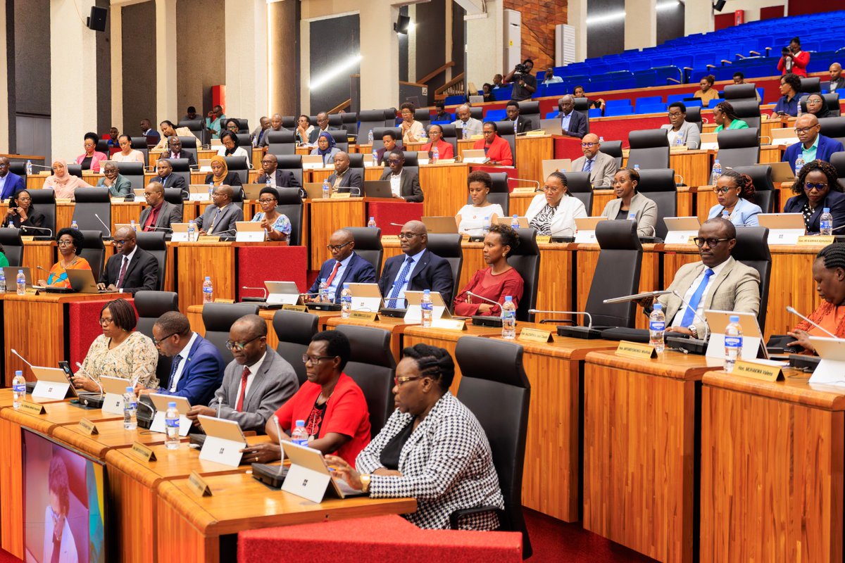 RwandaFinance's tweet photo. Ageza ku Nteko Ishinga Amategeko Imbanzirizamushinga y’Ingengo y’Imari, Minisitiri @yusuf_murangwa yavuze ko nubwo habayeho ibibazo bitandukanye byakomye mu nkokora ubukungu, ubukungu bw’u Rwanda bwakomeje kwihagararaho, bugera ku izamuka rya 9.4% mu 2025, ugereranyije na 7% yari iteganyijwe.