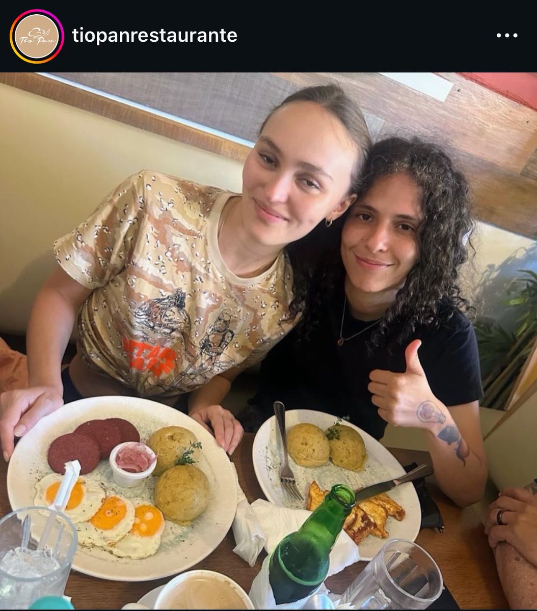 needan8ball's tweet photo. Dios si ese hombre es para mí enséñame a lily rose depp comiendo mangú: https://t.co/99bu2Kl5vM
