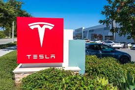 ltyffde's tweet photo. $Tesla feels like it's about to do that thing again — the hard-to-explain, grind-higher thing 🧵📈

$TSLA dropped 1.1% premarket, but that's nothing after last week:

📅 Wed: +2%
📅 Thu: +3%
📅 Fri: +4%
➡️ Weekly gain: nearly 10%

No big analyst upgrades. No price target changes.
So what's driving it?
#TSLA