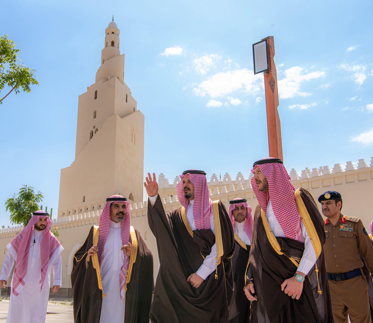 imarat_almadina's tweet photo. سمو أمير منطقة #المدينة_المنورة #سلمان_بن_سلطان، رئيس مجلس هيئة تطوير المنطقة، رئيس اللجنة الدائمة للحج والعمرة بإمارة المنطقة، يتفقد ميقات ذي الحليفة؛ يرافقه سمو نائبه #سعود_بن_نهار، ومعالي أمين المنطقة الرئيس التنفيذي لهيئة تطوير المنطقة م.فهد البليهشي. https://t.co/cnLoHTgV1w