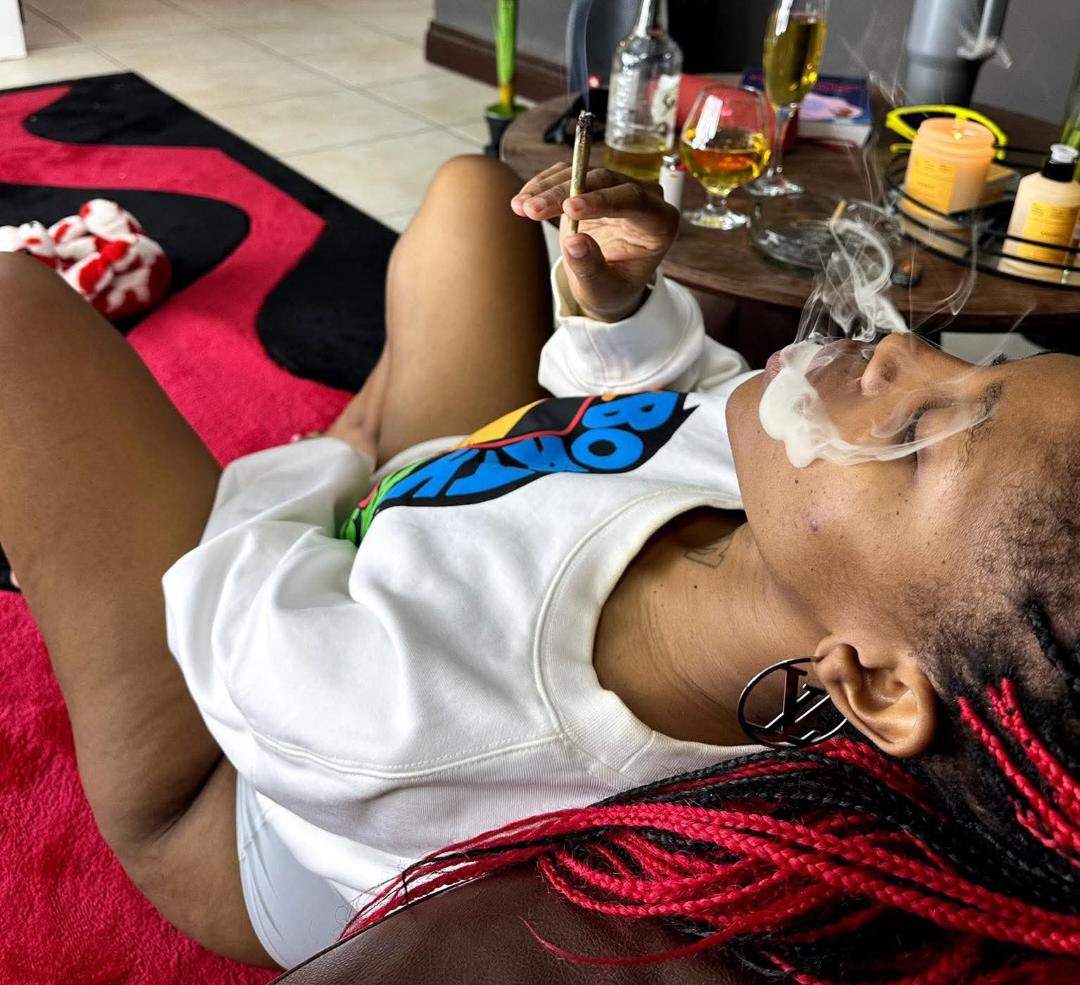JarebJay's tweet photo. If she smokes only weed she’s a 10🍀 https://t.co/vfwS8nzCoc
