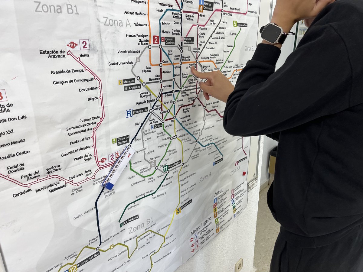 srdelastablets's tweet photo. Alumnos #ColegioGilGayarre #educacionespecial conocen mejor el metro 🚇 Madrid con #robotica #TrueTrue 🤖📈líneas y correspondencias📉 #innovacioneducativa #TIC #STEM #escuela4_0 🔝 https://t.co/lTQmyFdSXU