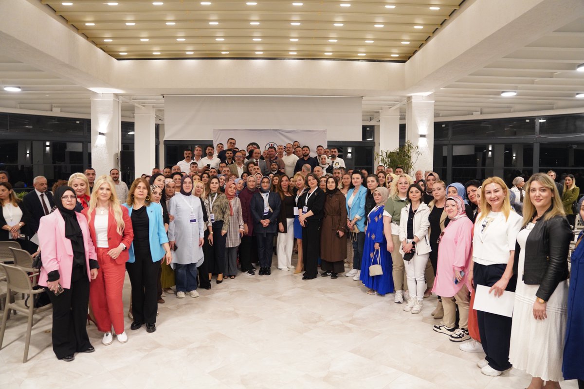 devletsert's tweet photo. Türkiye genelinde başlattığımız Komite Başkanları Eğitim Programı’nın 3. grup eğitimlerini de başarıyla tamamlamanın mutluluğunu yaşıyoruz.

81 ilimizden Kadın Komitesi, Türk Dünyası Komitesi ile Filistin ve Kudüs’e Destek Dayanışma Komitesi Başkanlarımızın katılımıyla gerçekleştirdiğimiz programda, komitelerimiz akademisyenlerimiz tarafından hazırlanan dört farklı başlıkta kapsamlı eğitimler aldılar.

İnsan hayatının doğumundan ölümüne kadar her alanında eğitimin vazgeçilmez olduğuna inanıyor; bu anlayışla yürüttüğümüz programlarımızın sendikamıza önemli katkılar sağlayacağına yürekten inanıyoruz.

Bu kıymetli eğitim programının hazırlanmasında emeği geçen başta Eğitim ve Sosyal İşler Başkanlığımıza, Akademik Üst Kurulumuz ÖZSAM’a, değerli akademisyenlerimize ve mesai arkadaşlarıma teşekkür ediyorum. Ayrıca katılımlarıyla salonlarımızı dolduran tüm komite başkanlarımıza şükranlarımı sunuyorum.