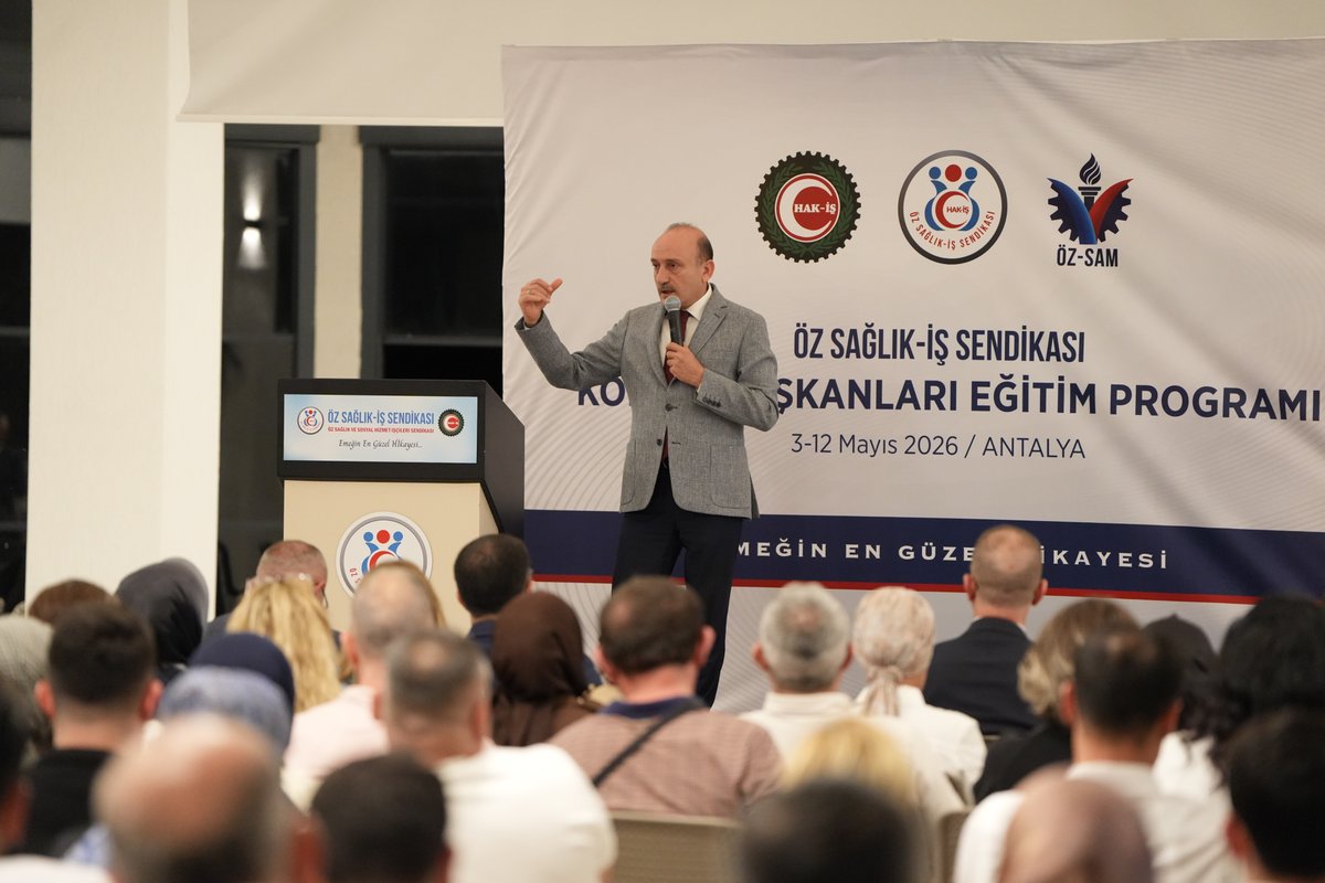 devletsert's tweet photo. Türkiye genelinde başlattığımız Komite Başkanları Eğitim Programı’nın 3. grup eğitimlerini de başarıyla tamamlamanın mutluluğunu yaşıyoruz.

81 ilimizden Kadın Komitesi, Türk Dünyası Komitesi ile Filistin ve Kudüs’e Destek Dayanışma Komitesi Başkanlarımızın katılımıyla gerçekleştirdiğimiz programda, komitelerimiz akademisyenlerimiz tarafından hazırlanan dört farklı başlıkta kapsamlı eğitimler aldılar.

İnsan hayatının doğumundan ölümüne kadar her alanında eğitimin vazgeçilmez olduğuna inanıyor; bu anlayışla yürüttüğümüz programlarımızın sendikamıza önemli katkılar sağlayacağına yürekten inanıyoruz.

Bu kıymetli eğitim programının hazırlanmasında emeği geçen başta Eğitim ve Sosyal İşler Başkanlığımıza, Akademik Üst Kurulumuz ÖZSAM’a, değerli akademisyenlerimize ve mesai arkadaşlarıma teşekkür ediyorum. Ayrıca katılımlarıyla salonlarımızı dolduran tüm komite başkanlarımıza şükranlarımı sunuyorum.